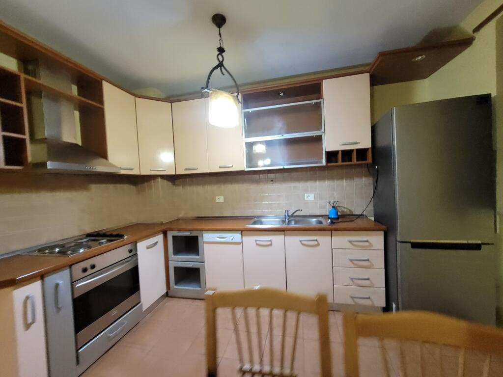 Jepet me qera Apartamenti 1+1, rruga Ndre Mjeda, Ish Parku