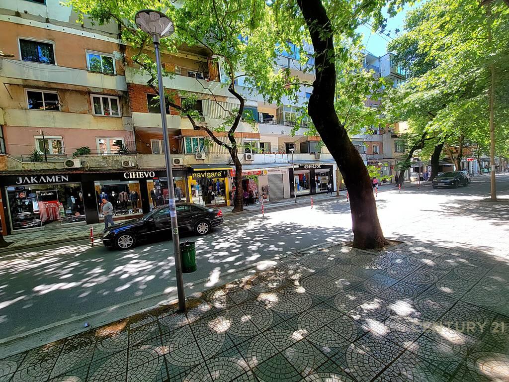 NEGOZIO IN VENDITA SUL LATO DI MYSLYM SHYRIT ROAD!