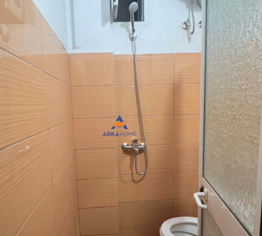 JEPET GARSONIERE ME QERA "PRANE DELIJORGJIT" 260 EURO.