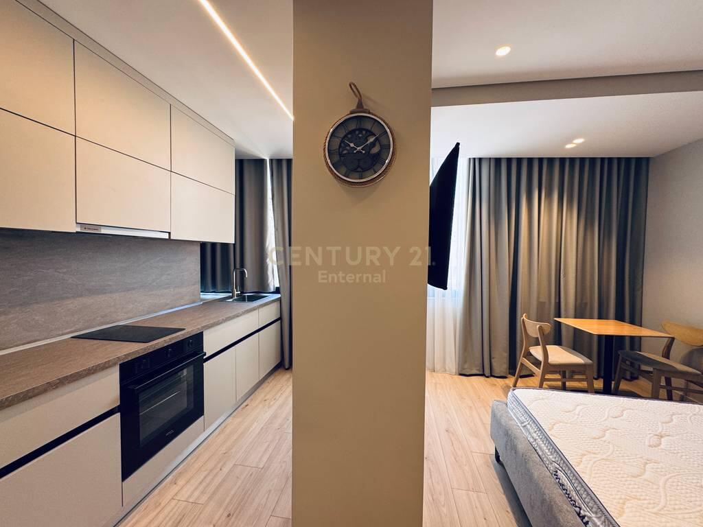 Shiten 3 Studio Totalisht të Mobiluara dhe të Rinovuara në Stil Modern – Zemra e Tiranës!