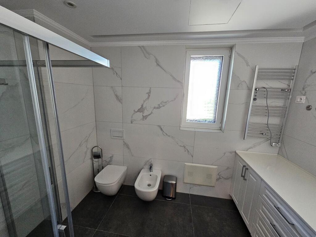 Viene offerta in affitto una villa nella residenza AKACIA HILLS vicino a Teg.
