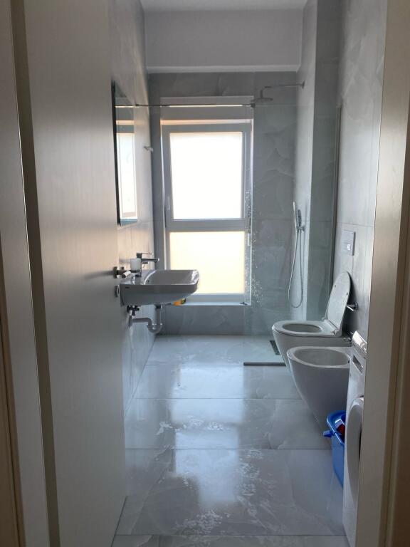🏢Ne zonen e Ali Demit,Rezidenca Kaimi jepet me qera apartament 2+1+post parkimi i mobiluar.550 Euro   