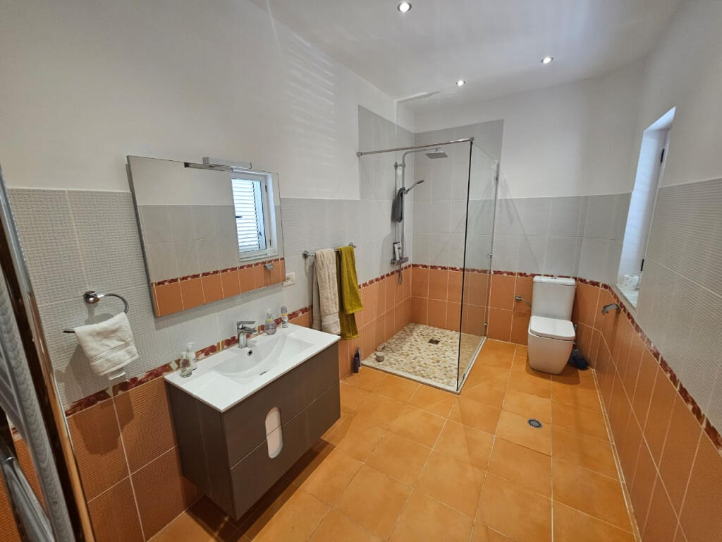 Vile 3 Kateshe Me Qera tek Liqeni i Thate (ID BV22453) Tirane