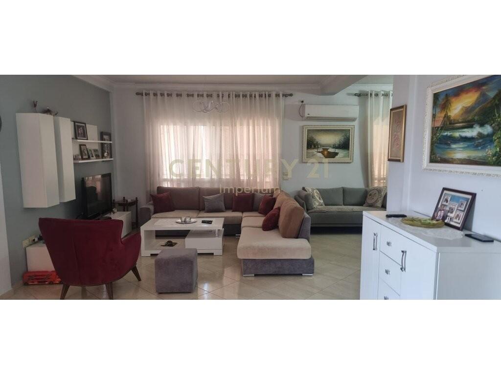 Apartament 2+1 me Qira – Zogu i Zi, Kati i 4-t, Vilë Private.