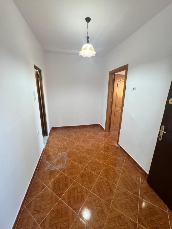 Shitet apartament 1+1 ne Kombinat