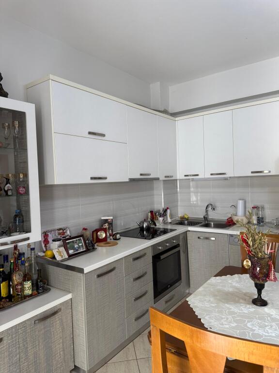 🏡 Shitet Apartament Modern 2+1 në Lungomare, Vlorë