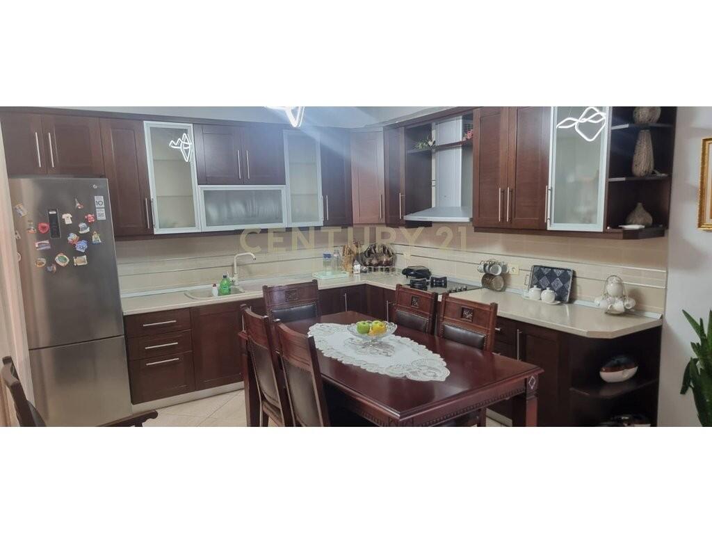 Apartament 2+1 me Qira – Zogu i Zi, Kati i 4-t, Vilë Private.