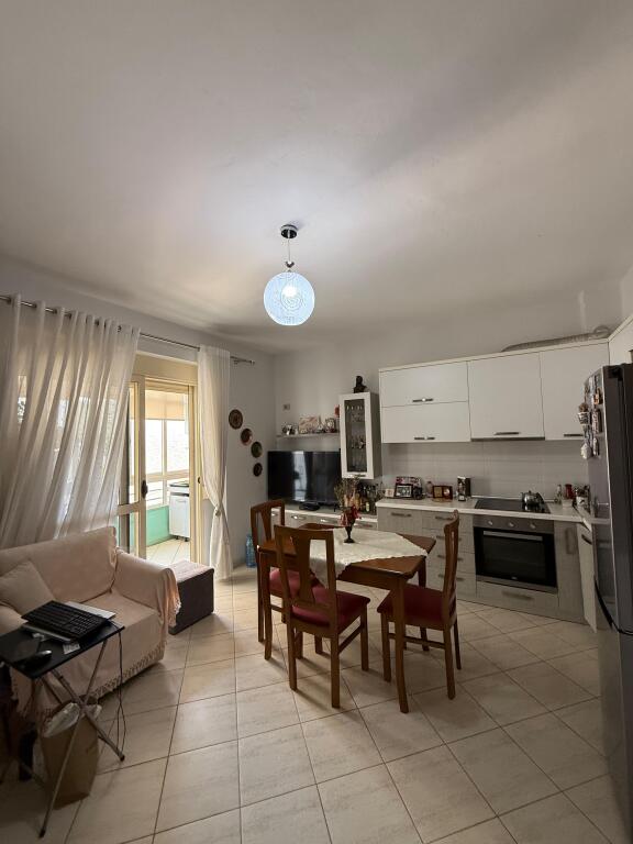 🏡 Shitet Apartament Modern 2+1 në Lungomare, Vlorë