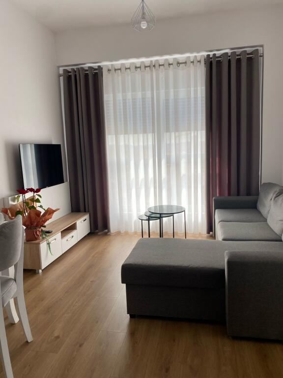 🏢Ne zonen e Ali Demit,Rezidenca Kaimi jepet me qera apartament 2+1+post parkimi i mobiluar.550 Euro   