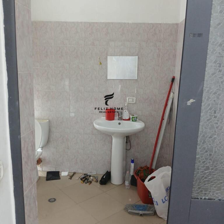 SHOP FOR RENT 35 M2 ELECTRIC MARKET 65,000 LEKE