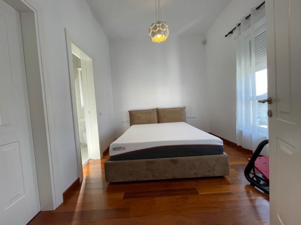 VILE ME QERA 660 M2 ROLLING HILLS 4.800 EURO