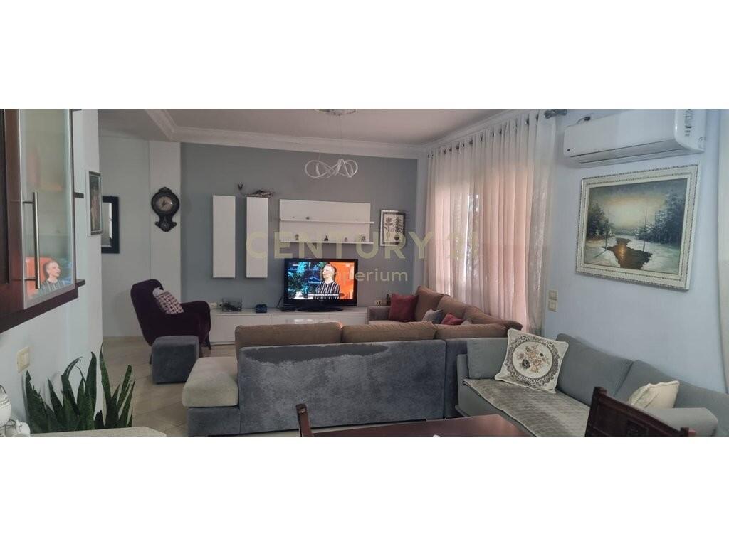 Apartament 2+1 me Qira – Zogu i Zi, Kati i 4-t, Vilë Private.