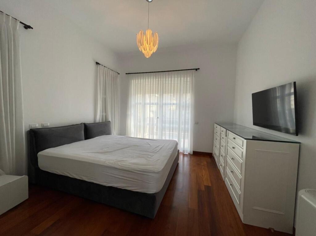 VILE ME QERA 660 M2 ROLLING HILLS 4.800 EURO