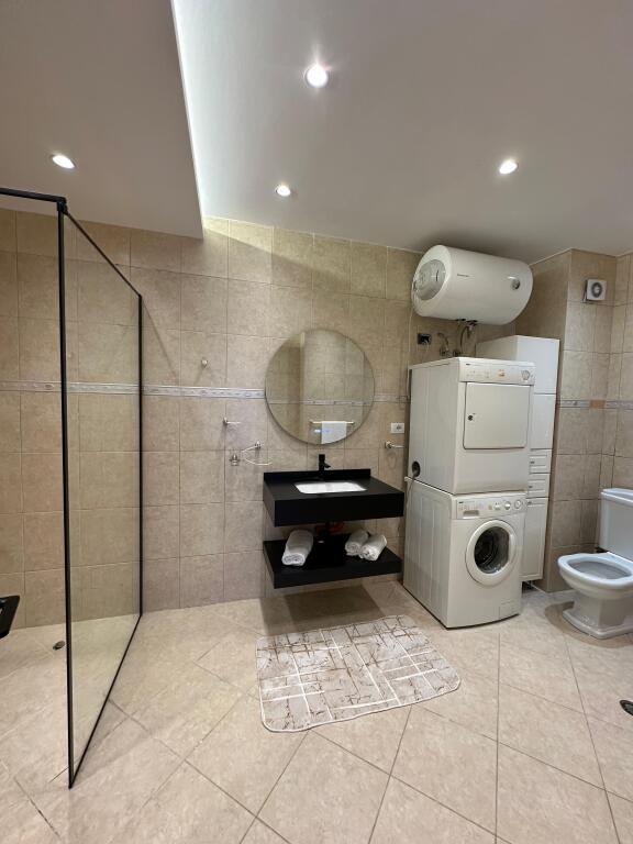 Shitet apartament 2+1+2 tek rruga Kosovarve, Liqeni i Tiranes