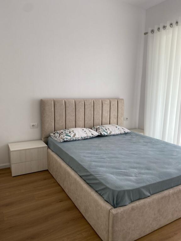 🏢Ne zonen e Ali Demit,Rezidenca Kaimi jepet me qera apartament 2+1+post parkimi i mobiluar.550 Euro   