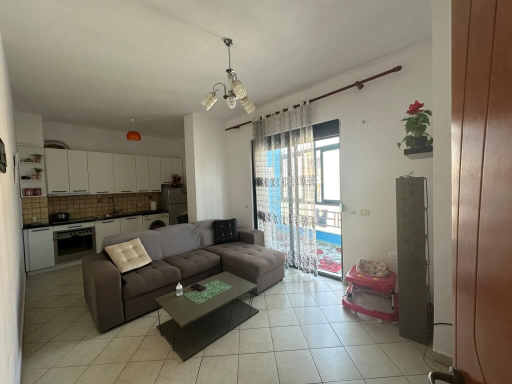 Shitet apartament 1+1 ne Kombinat