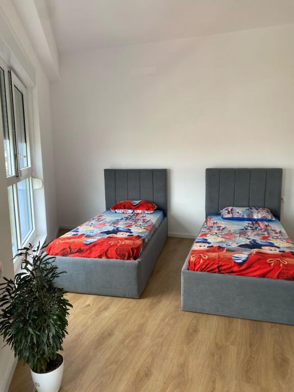 🏢Ne zonen e Ali Demit,Rezidenca Kaimi jepet me qera apartament 2+1+post parkimi i mobiluar.550 Euro   