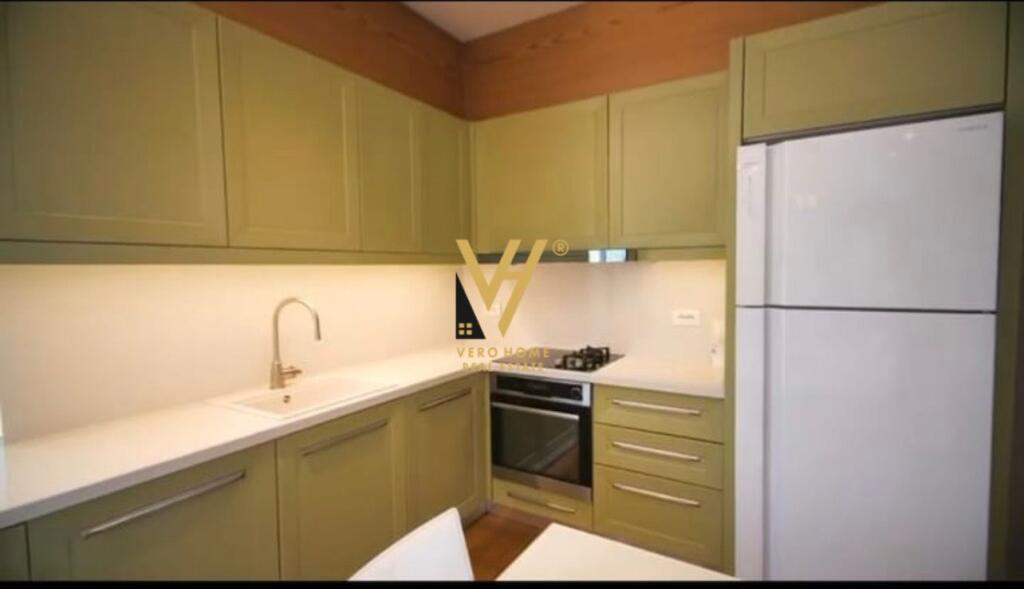 SHITET TRUALL+VILE 2 KATESHE TE KODRA KUQE,PASKUQAN 1.000.000 EURO