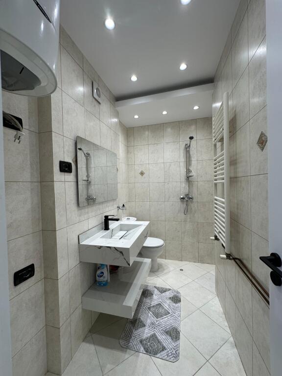 Shitet apartament 2+1+2 tek rruga Kosovarve, Liqeni i Tiranes