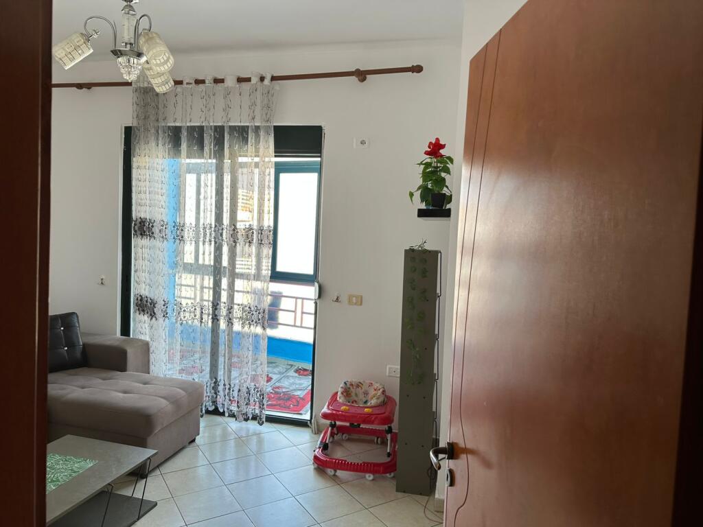 Shitet apartament 1+1 ne Kombinat