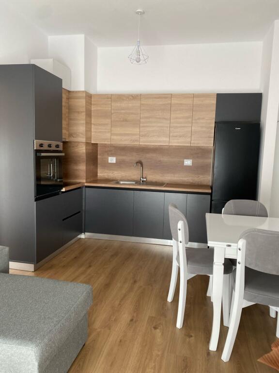 🏢Ne zonen e Ali Demit,Rezidenca Kaimi jepet me qera apartament 2+1+post parkimi i mobiluar.550 Euro   
