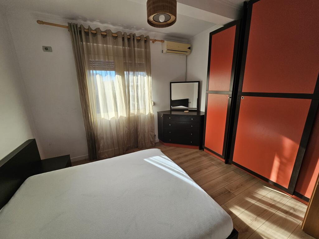 Jepet me qira apartament 2+1 – Komuna e Parisit