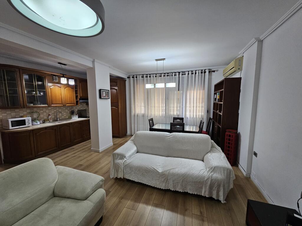 Jepet me qira apartament 2+1 – Komuna e Parisit