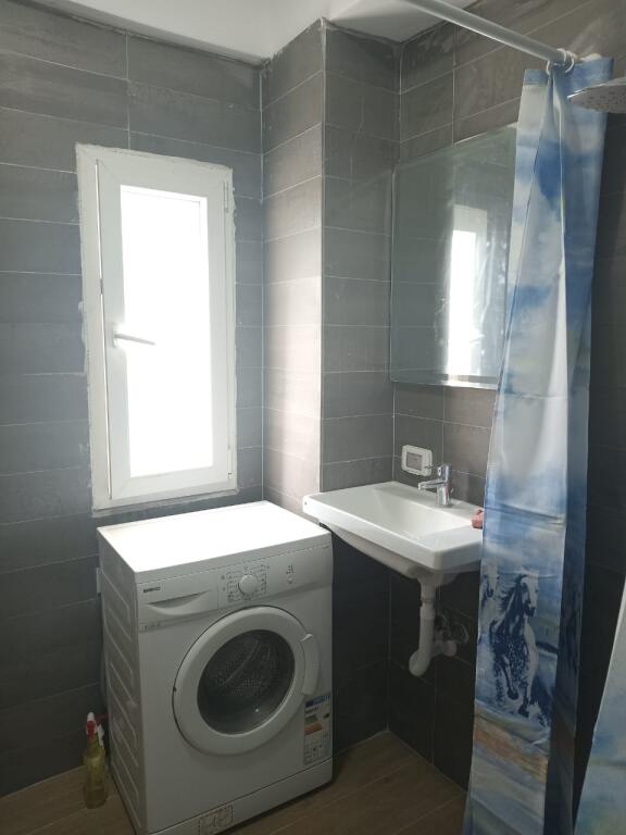 Jepet apartament 1+1 prane Universitetit Barleti!