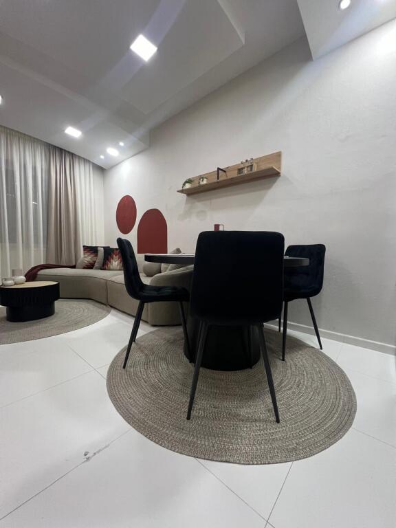 Jepet me qera apartament 1+1,Bllok
