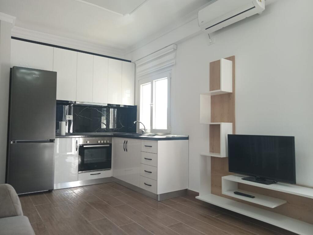 Jepet apartament 1+1 prane Universitetit Barleti!