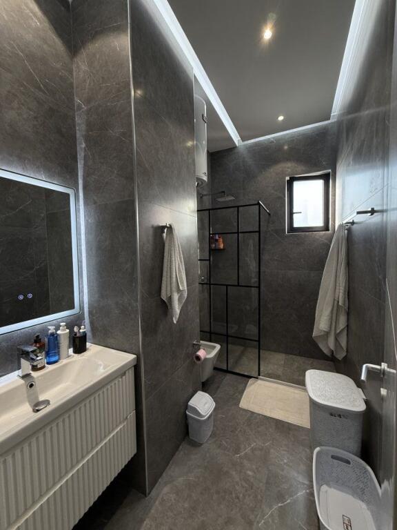 VENDESI APPARTAMENTO PENTHOUSE 250M2 300000 EURO FRESKU