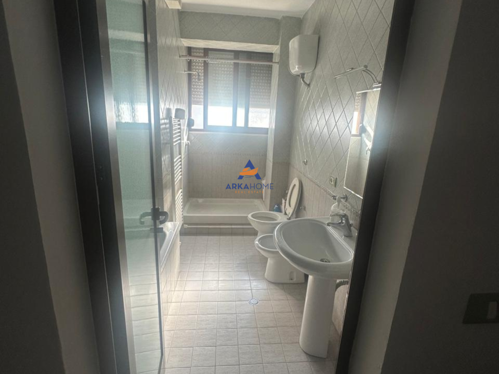 LOCALE IN AFFITTO 125.60M2 "VIA MUHAMED GJOLLESHA" 700 EURO.