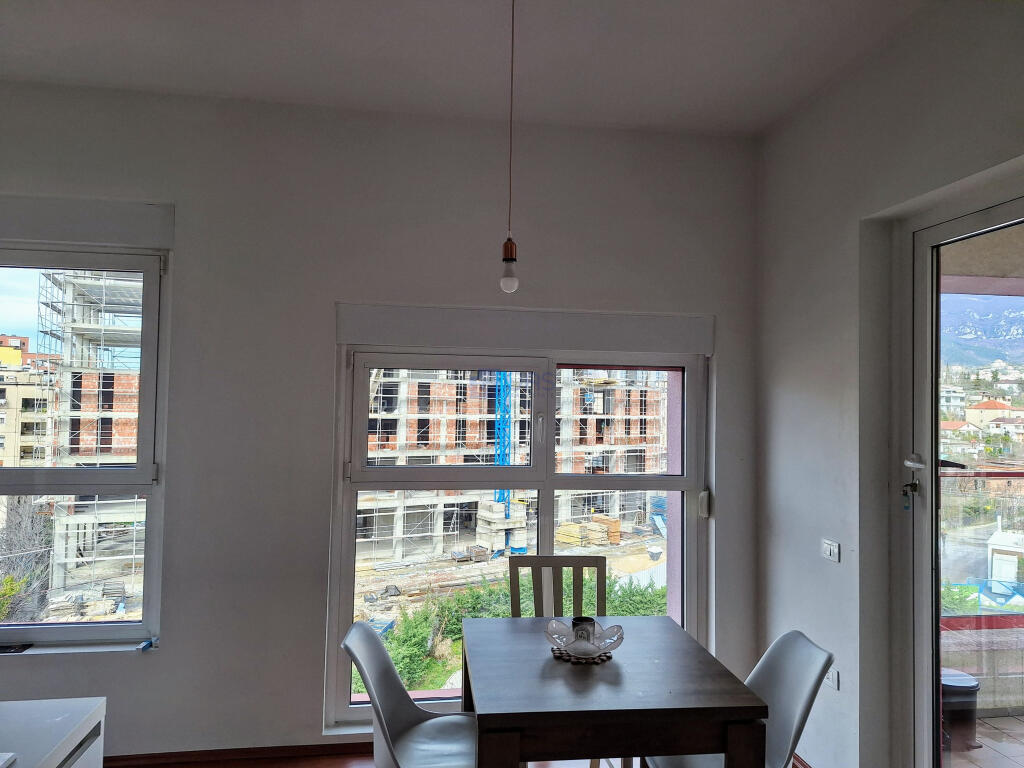 A 2+1+2 apartment is for rent in Ali Demi.