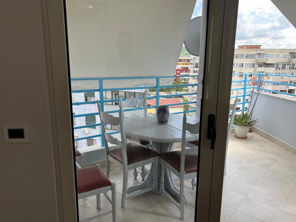Jepet me qera apartament 2+1+2 tualete+verande ne Misto Mame