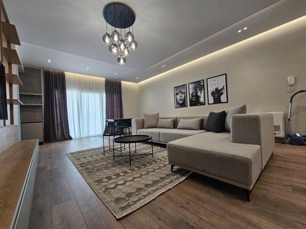 3+1, arredato di lusso, vicino al giardino botanico, 1500 euro