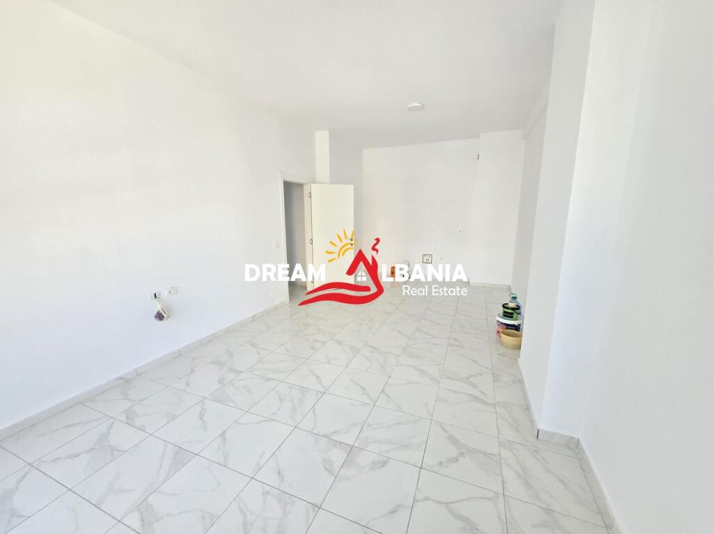 Ambjent per zyra me qera prane Square 21 rruga e Kavajes (ID 42611321).