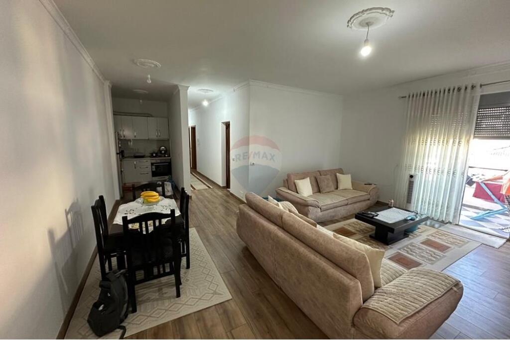 Ne zonen e Freskut prane Insitutit te Fizikes Berthamore ofrohet apartament 2+1 per shitje.