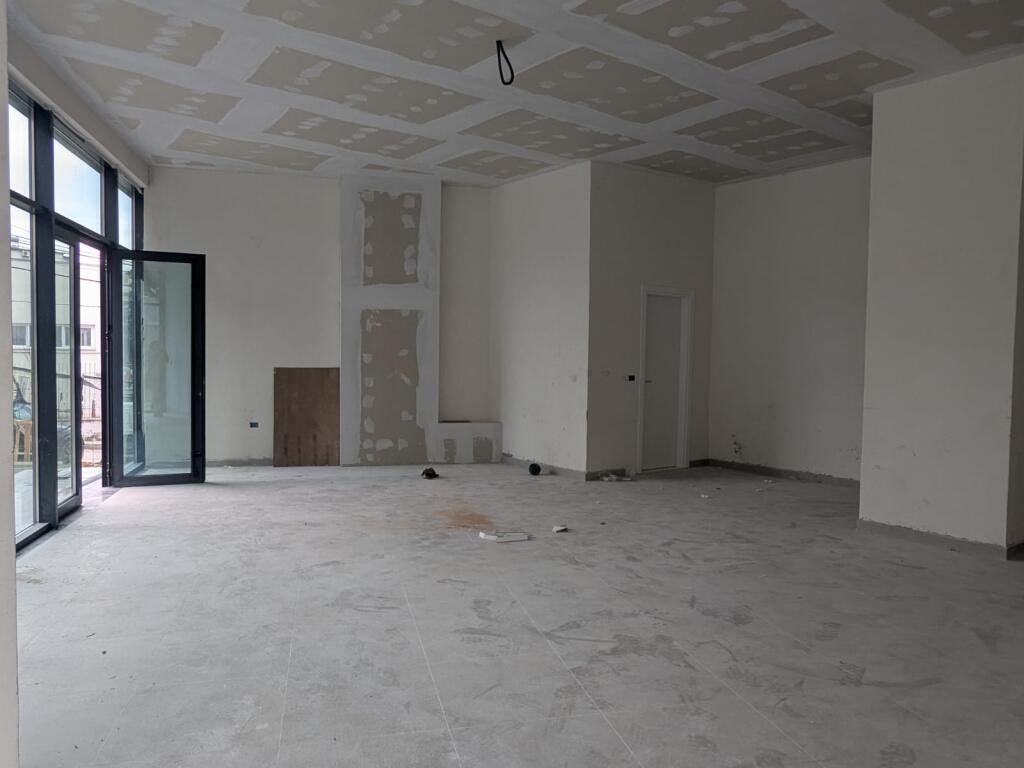 LOCALE COMMERCIALE IN AFFITTO 84 M2 VIA ELBASANI 1.400 EURO