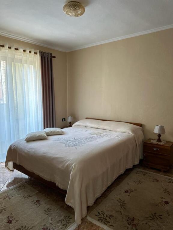 Tek Shkolla e Baletit,Rr.Petro Nini Luarasi jepet me qera apartament 2+1,i mobiluar : 55,000 Leke