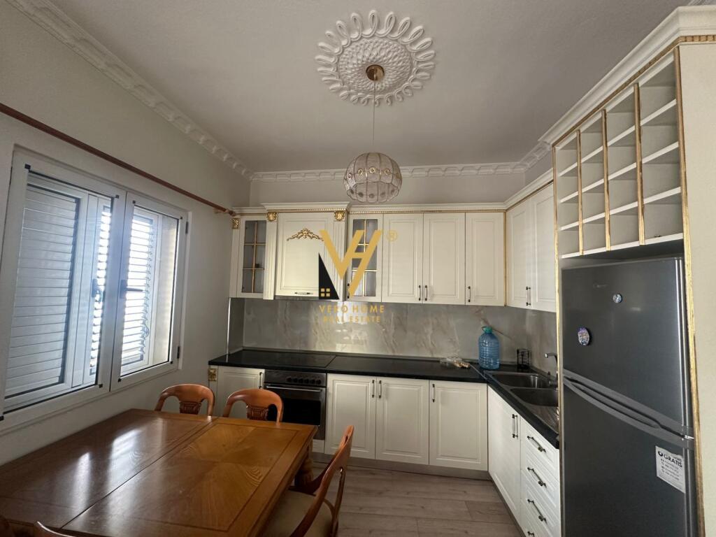 JEPET HYRJE 2+1+BLK ME QERA TE RRUGA HIME KOLLI 700 EURO