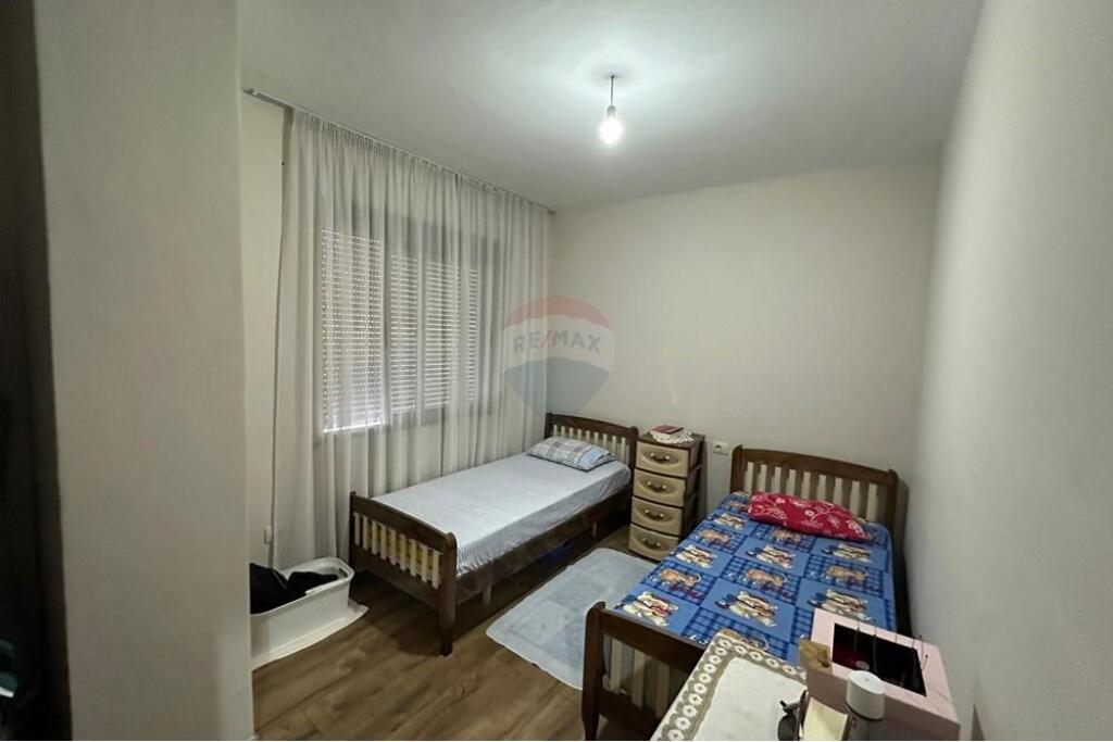 Ne zonen e Freskut prane Insitutit te Fizikes Berthamore ofrohet apartament 2+1 per shitje.