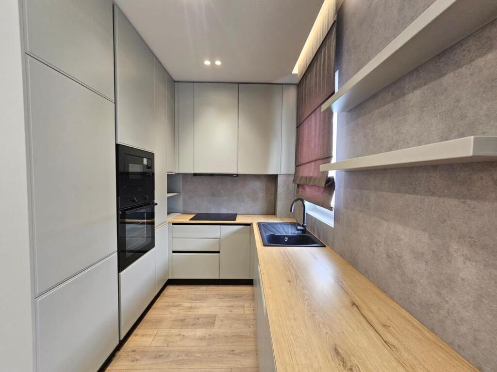 3+1, arredato di lusso, vicino al giardino botanico, 1500 euro