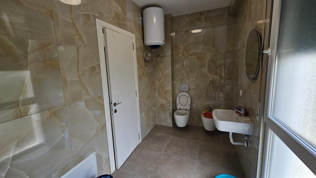 Appartamento 2+1 in affitto, Bermon Ndertim, vicino al Bulevardit te Ri e alla Grande Anello!