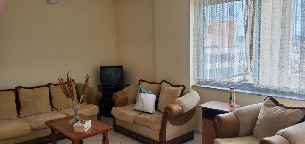 Jepet me qera apartament 1+1 në Astir pranë Famedit!