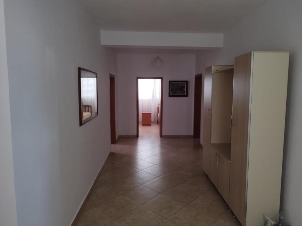 Affittasi ingresso 3+1+2 posti auto in affitto a Kodra E Priftit