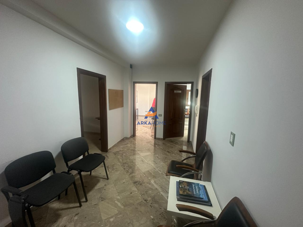 LOCALE IN AFFITTO 125.60M2 "VIA MUHAMED GJOLLESHA" 700 EURO.