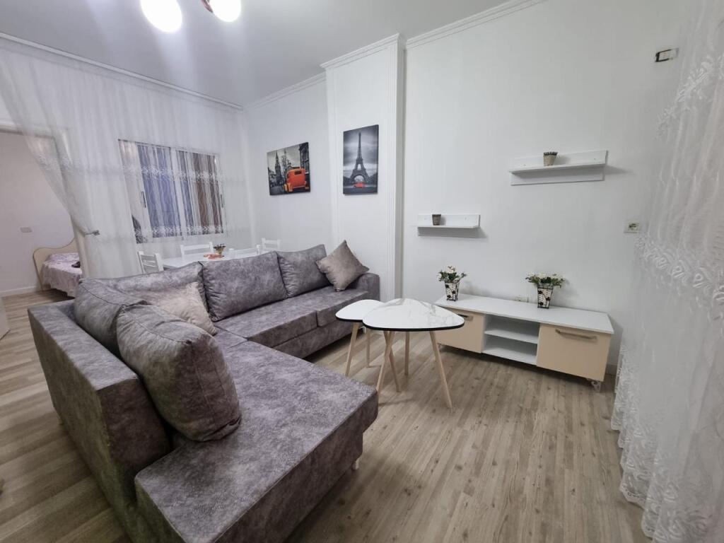 2+1,i mobiluar,te vila L astir,cmimi 450 euro