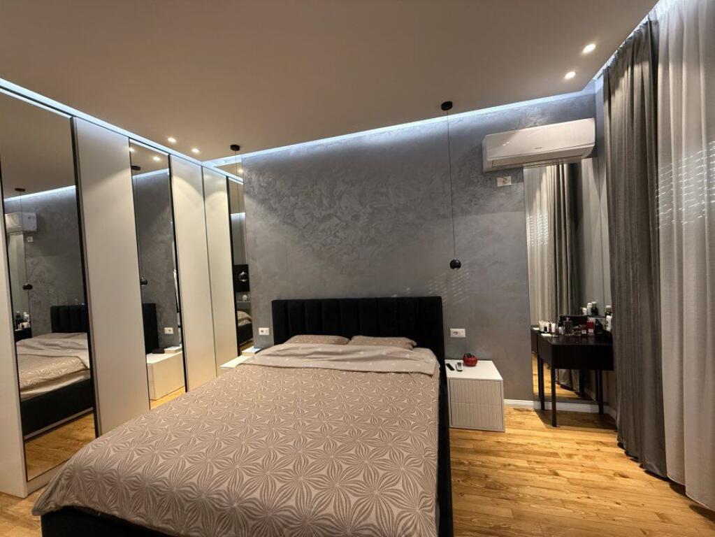 VENDESI APPARTAMENTO PENTHOUSE 250M2 300000 EURO FRESKU