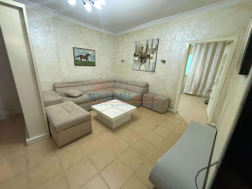 Appartamento 2+1 in affitto a Komuna e Parisit