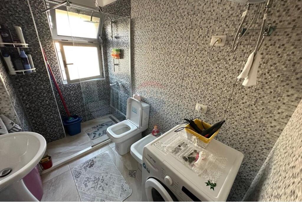 Ne zonen e Freskut prane Insitutit te Fizikes Berthamore ofrohet apartament 2+1 per shitje.